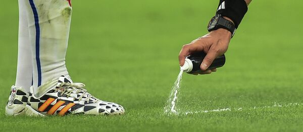 Арбитр проводит линию перед игроками. Архивное фото - Sputnik Абхазия