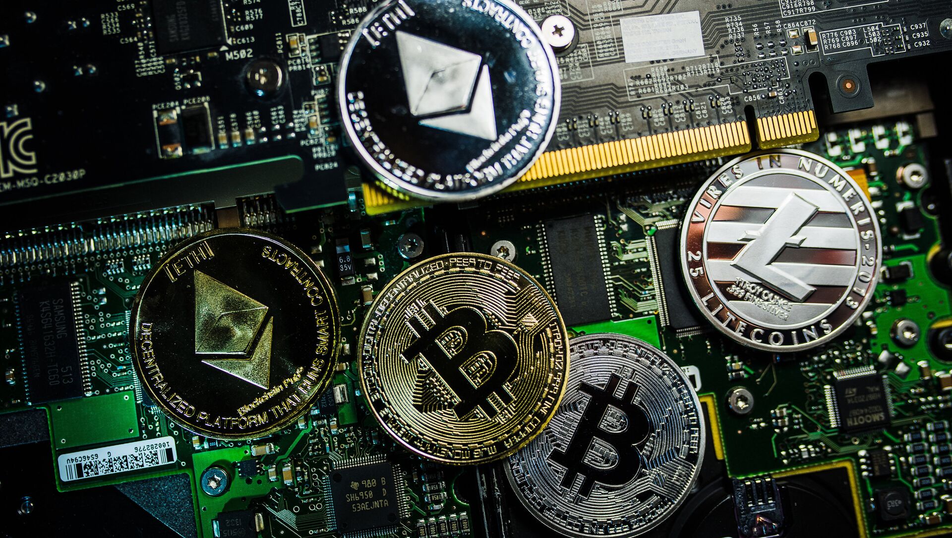 Сувенирные монеты с логотипами криптовалют Bitcoin, Litecoin и Ethereum. - Sputnik Аҧсны, 1920, 27.07.2021