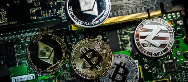 Сувенирные монеты с логотипами криптовалют Bitcoin, Litecoin и Ethereum. - Sputnik Аҧсны