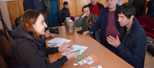 Закуп мраморного клопа, собранного жителями Гулрыпшского района, в администрации района Закуп мраморного клопа, собранного жителями Гулрыпшского района, в администрации района - Sputnik Абхазия