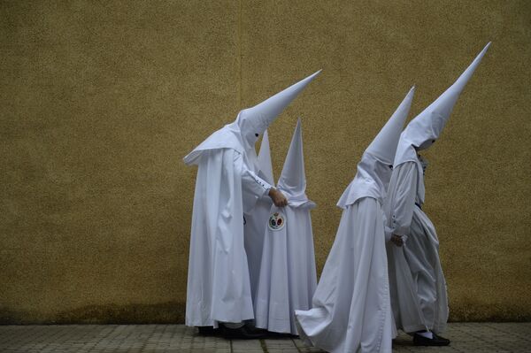 Члены ордена кающихся грешников во время процессии на Страстной неделе в Севилье, Испания - Sputnik Абхазия