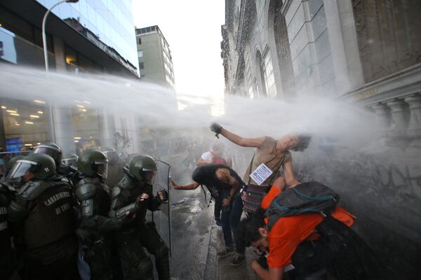 Столкновения студентов с полицией во время акции протеста в Сантьяго, Чили - Sputnik Абхазия
