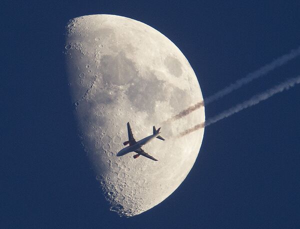 Самолет пролетает на фоне луны над Франкфуртом, Германия - Sputnik Абхазия