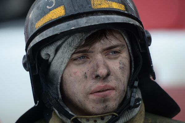 Сотрудник пожарной охраны МЧС во время тушения пожара в торговом центре «Зимняя вишня» в Кемерово - Sputnik Абхазия