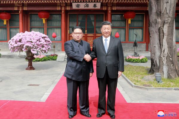 Лидер КНДР Ким Чен Ын и лидер КНР Си Цзиньпин в Пекине - Sputnik Абхазия