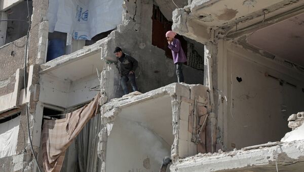Сирийские дети в разрушенном здании в Думе - Sputnik Абхазия