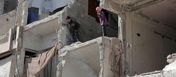 Сирийские дети в разрушенном здании в Думе Сирийские дети в разрушенном здании в Думе - Sputnik Абхазия