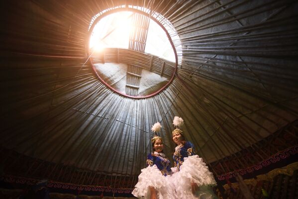 Участницы в традиционных костюмах во время празднования Навруза на ВДНХ в Москве - Sputnik Абхазия