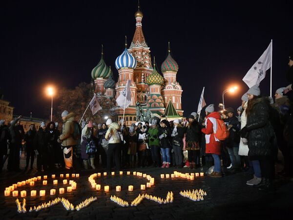 Горожане во время акции Час Земли-2018 на Красной площади в Москве - Sputnik Абхазия