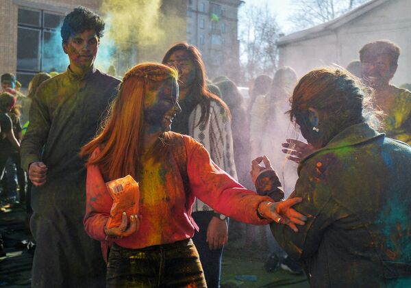 Участники фестиваля красок Холи-Мела в Центре индийской культуры в Москве - Sputnik Абхазия