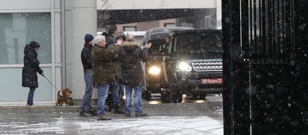Британские дипломаты покидают посольство Великобритании в Москве Британские дипломаты покидают посольство Великобритании в Москве - Sputnik Абхазия