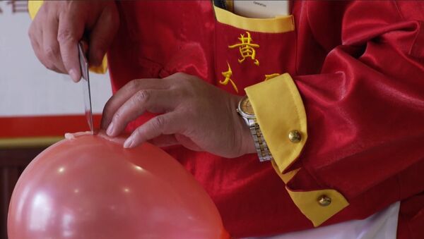 Китайский шеф-повар разделывает мясо на воздушном шарике с завязанными глазами - Sputnik Абхазия