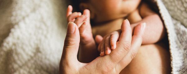 Новорожденный ребенок с матерью Новорожденный ребенок с матерью - Sputnik Аҧсны