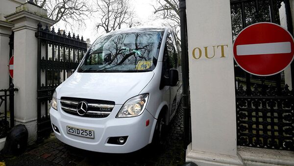 Автобус с сотрудниками посольства России в Лондоне - Sputnik Абхазия