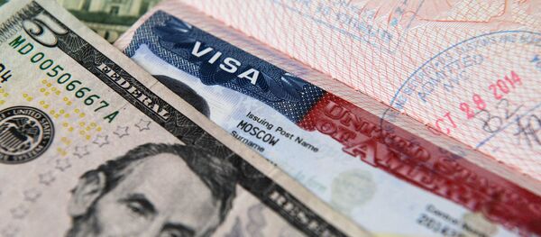 Денежные купюры США и американская виза - Sputnik Абхазия
