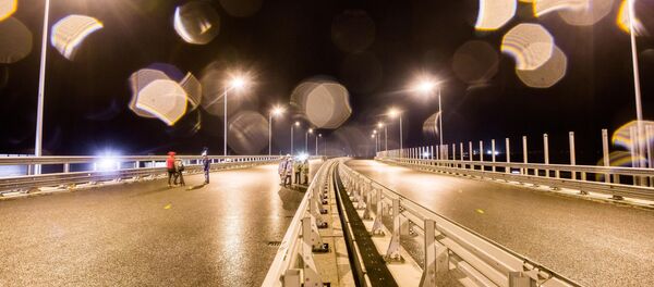 Пробное включение освещения на Крымском мосту Пробное включение освещения на Крымском мосту - Sputnik Абхазия