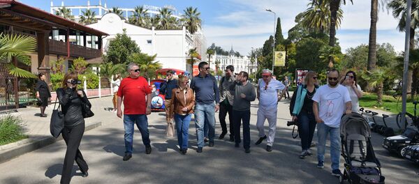 Экскурсия для участников кинофестиваля по набережной Сухума - Sputnik Абхазия