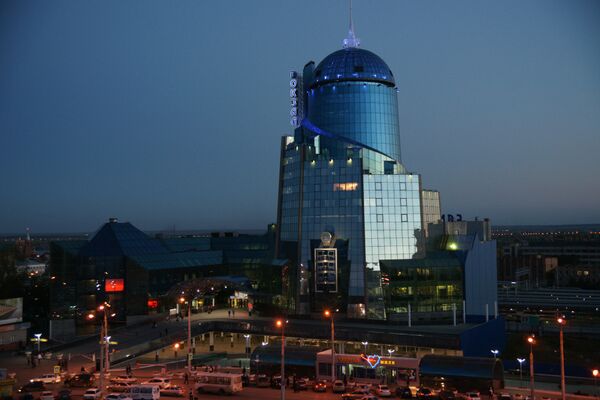 Железнодорожный вокзал – здание построено в 2001 году. Самый высокий вокзал Европы, его высота со шпилем 101 метр. На 18-м этаже находится смотровая площадка - Sputnik Абхазия