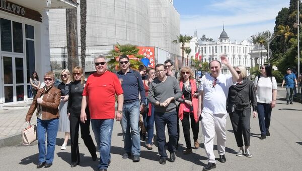 По аллеям столицы: участники кинофестиваля прогулялись по Сухуму - Sputnik Абхазия