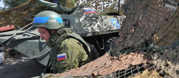 Российский миротворец на блокпосту - Sputnik Абхазия