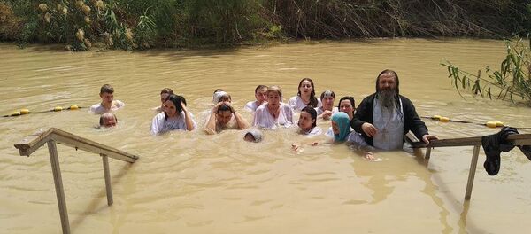 Абхазские верующие вместе с сотнями паломниками со всего мира в Великий вторник омылись в освященной реке Иордан Абхазские верующие вместе с сотнями паломниками со всего мира в Великий вторник омылись в освященной реке Иордан - Sputnik Абхазия