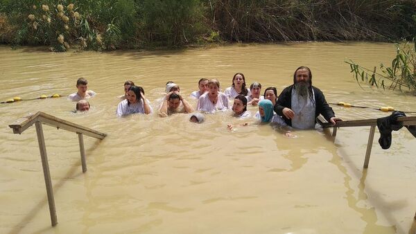 Абхазские верующие вместе с сотнями паломниками со всего мира в Великий вторник омылись в освященной реке Иордан - Sputnik Абхазия
