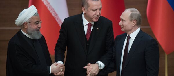 Президент РФ Владимир Путин, президент Турецкой Республики Реджеп Тайип Эрдоган и президент Исламской Республики Иран Хасан Рухани Президент РФ Владимир Путин, президент Турецкой Республики Реджеп Тайип Эрдоган и президент Исламской Республики Иран Хасан Рухани - Sputnik Аҧсны