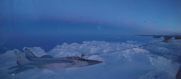 Ночная дозаправка истребителей-перехватчиков МИГ-31 в небе над Камчаткой - Sputnik Абхазия