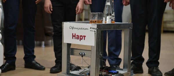 Ученики гагрского лицей-интерната и их робот официант Нарт - Sputnik Абхазия