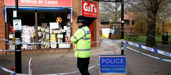 Полицейское оцепление вокруг скамейки, где были найдены экс-полковник ГРУ Сергей Скрипаль и его дочь Юлия Полицейское оцепление вокруг скамейки, где были найдены экс-полковник ГРУ Сергей Скрипаль и его дочь Юлия - Sputnik Абхазия