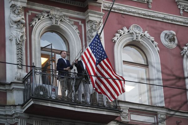 Сотрудники дипмиссии снимают государственный флаг США со здания американского генконсульства на Фурштатской улице в Санкт-Петербурге - Sputnik Абхазия