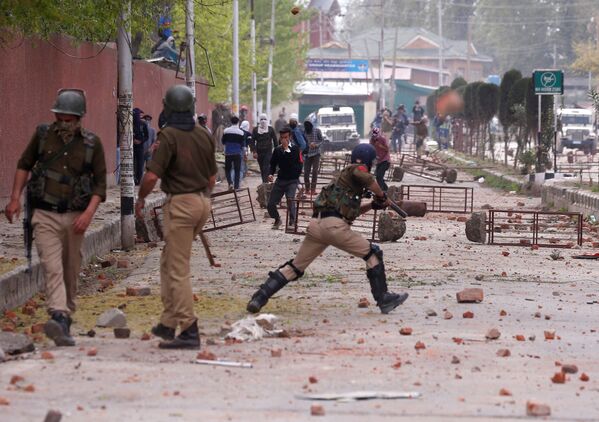 Студенты кидают камни в полицию во время протестов в Кашмире - Sputnik Абхазия