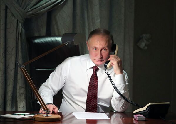 Президент РФ Владимир Путин во время телефонного разговора с патриархом константинопольским Варфоломеем из своей резиденции в Анкаре - Sputnik Абхазия