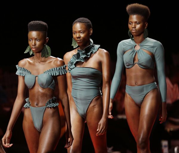 Модели на показе Недели моды в Лагосе, Нигерия - Sputnik Абхазия