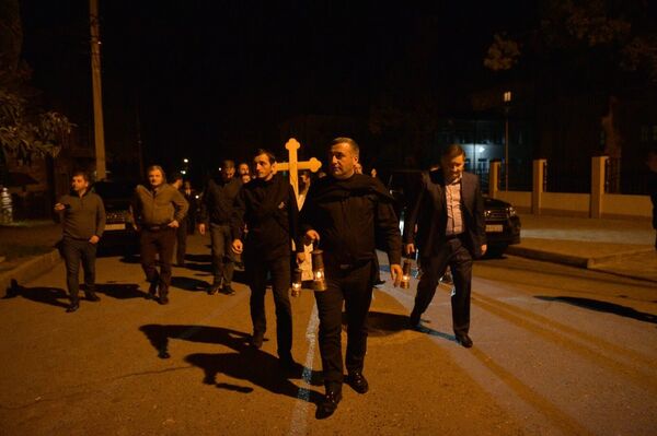 Абхазские паломники передают Благодатный огонь в Сухумский Кафедральный Собор - Sputnik Абхазия