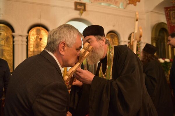 Абхазские паломники передают Благодатный огонь в Сухумский Кафедральный Собор - Sputnik Абхазия