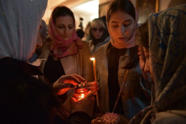 Абхазские паломники передают Благодатный огонь в Сухумский Кафедральный Собор - Sputnik Абхазия