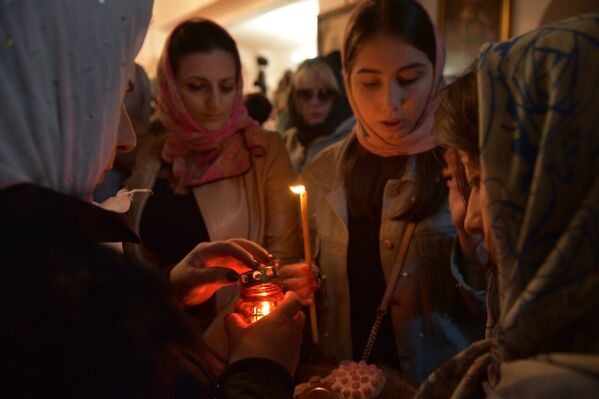 Абхазские паломники передают Благодатный огонь в Сухумский Кафедральный Собор - Sputnik Абхазия
