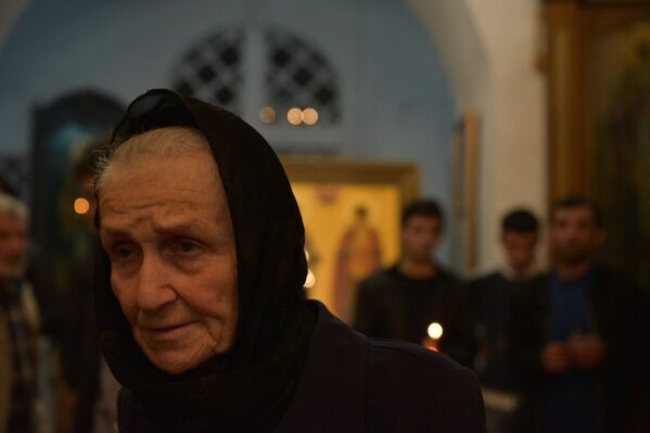 Абхазские паломники передают Благодатный огонь в Сухумский Кафедральный Собор - Sputnik Абхазия