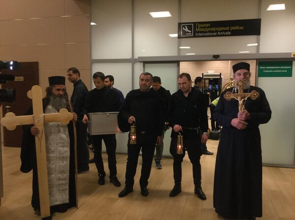 Абхазские паломники, прилетевшие спецрейсом из Иерусалима, c Благодатным огнем в аэропорту Сочи - Sputnik Абхазия
