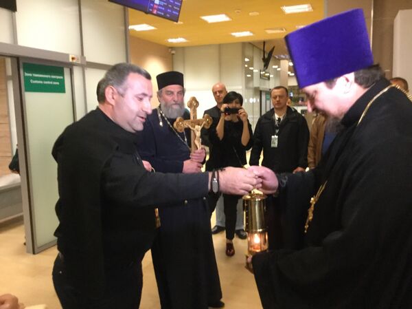 Абхазские паломники, прилетевшие спецрейсом из Иерусалима, c Благодатным огнем в аэропорту Сочи - Sputnik Абхазия