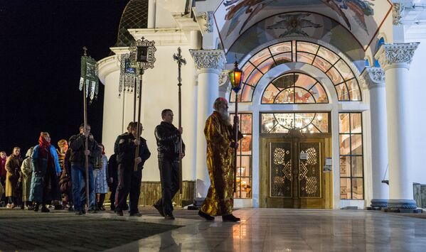 Крестный ход во время пасхальной службы в храме-маяке Святого Николая Чудотворца в селе Малореченском (Большая Алушта) - Sputnik Абхазия
