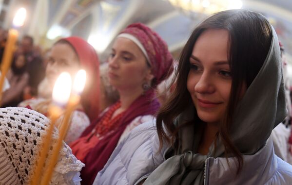 Прихожане во время пасхальной службы в храме Сошествия Святого Духа в Казани - Sputnik Абхазия