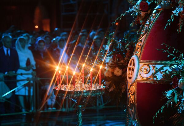 Во время праздничного пасхального богослужения в храме Христа Спасителя - Sputnik Абхазия