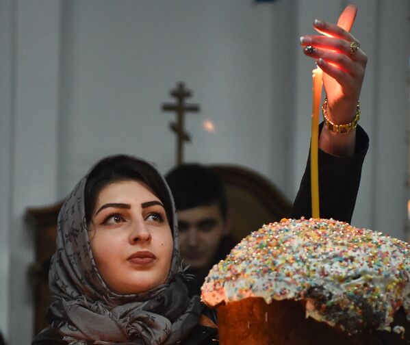 Прихожанка во время празднования Пасхи в Киргизии - Sputnik Абхазия