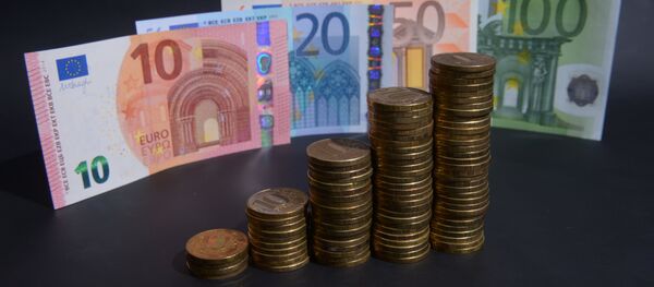 Денежные купюры и монеты России и Европейского Союза. - Sputnik Абхазия