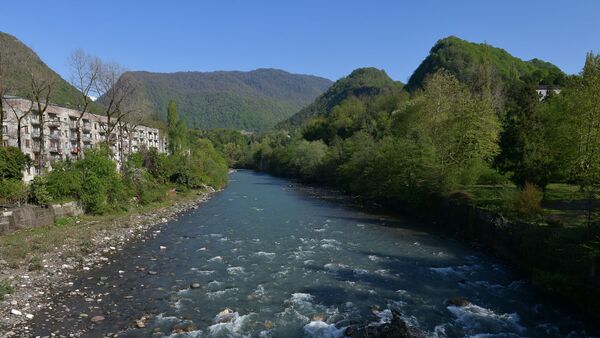 Вид с моста на реку Галидзга в Ткуарчале - Sputnik Абхазия