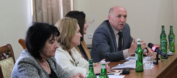 Совещание организационного комитета по празднованию 100-летия со дня рождения Киршала Чачхалиа под руководством советник президента Владимира Зантария Совещание организационного комитета по празднованию 100-летия со дня рождения Киршала Чачхалиа под руководством советник президента Владимира Зантария - Sputnik Абхазия