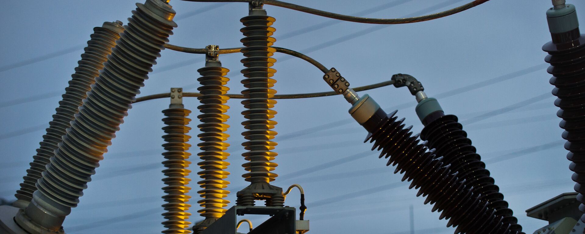 Силовое оборудование трансформаторов на площадке размещения мобильных газотурбинных электростанций (МГТЭС) Севастопольская в Крыму - Sputnik Абхазия, 1920, 02.02.2026