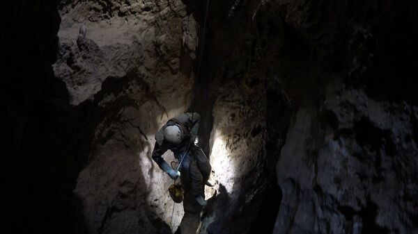 Спуск в пещеру Веревкина - Sputnik Абхазия